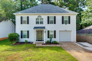 A two-story house with a front porch, a garage, and a well-maintained lawn. - 4 Mi to Six Flags! Group Retreat in Mableton (Mableton)