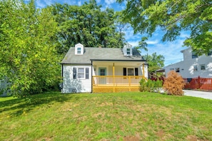 Unclassified image, 2 of 20, button - 3 Mi to Old Town: Home w/ Private Deck, Yard! (Alexandria)