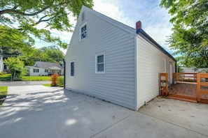 Unclassified image, 4 of 20, button - 3 Mi to Old Town: Home w/ Private Deck, Yard! (Alexandria)