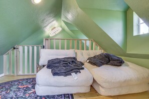 A bedroom with a bunk bed, a wooden floor, a green wall, and a window. - Bear Lake Cabin w/ Spacious Yard + Patio! (St. Charles)