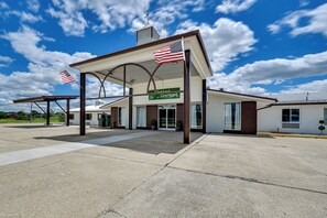 Interior - Golf, Fish & Explore: Updated Unit in Oakland City (Oakland City)