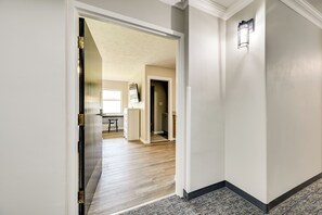 Interior - Golf, Fish & Explore: Updated Unit in Oakland City (Oakland City)
