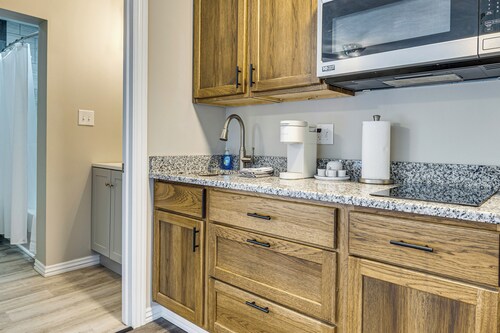 Golf, Fish & Explore: Updated Unit in Oakland City