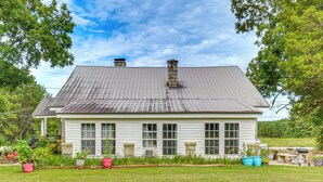 A single-story house with a gabled roof, large windows, and a front porch. - Hike, Fish & Explore! Family Getaway in Elberton (Elberton)