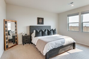 Interior - Ridge Views & Fenced Yard! Prineville Family Haven (Prineville)