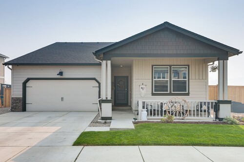 Ridge Views & Fenced Yard! Prineville Family Haven