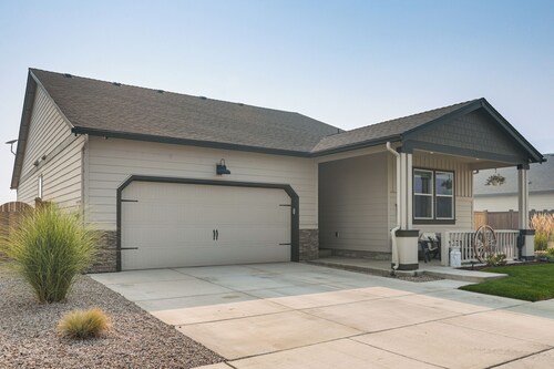 Ridge Views & Fenced Yard! Prineville Family Haven
