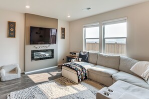 Interior - Ridge Views & Fenced Yard! Prineville Family Haven (Prineville)