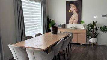 Room, 6 Bedrooms, Patio | Dining room