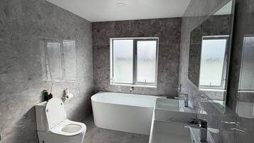 Room, 6 Bedrooms, Patio | Bathroom