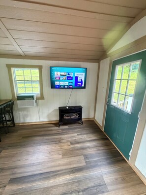 Interior - Smith River retreat, Riverfront cottage (Stuart)