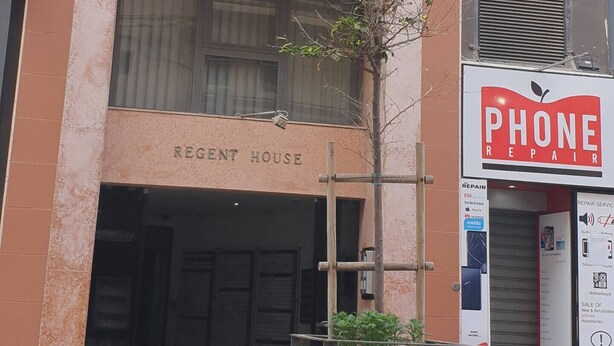 A building with a sign for 'RENT HOUSE' and a 'PHONE REPAIR' shop. - Enjoy a comfortable stay in this modern 1-bedroom apartment in Sliema, Malta. Featuring a spacious living area, private bedroom, equipped kitchen and bathroom, it is an ideal base for couples, solo travellers or business stays. (Tas-Sliema)