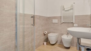 Douche, sèche-cheveux, bidet, serviettes fournies
