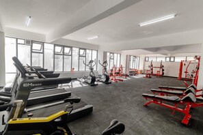 Ein Fitnessstudio mit Laufbändern, Ergometer und Krafttrainingsgeräten.