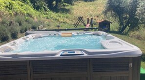 Outdoor spa tub - Vrbo Property (Città della Pieve)
