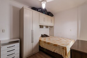 A bedroom with a bed, a wardrobe, and a desk. - Penthouse with BBQ, Parking and Sea View (Praia Grande)