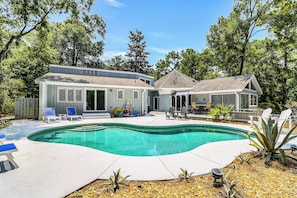 A residential property with a swimming pool, outdoor seating, and a covered patio area. - Sunset Rentals | Starboard Tack 40 (Hilton Head Island)