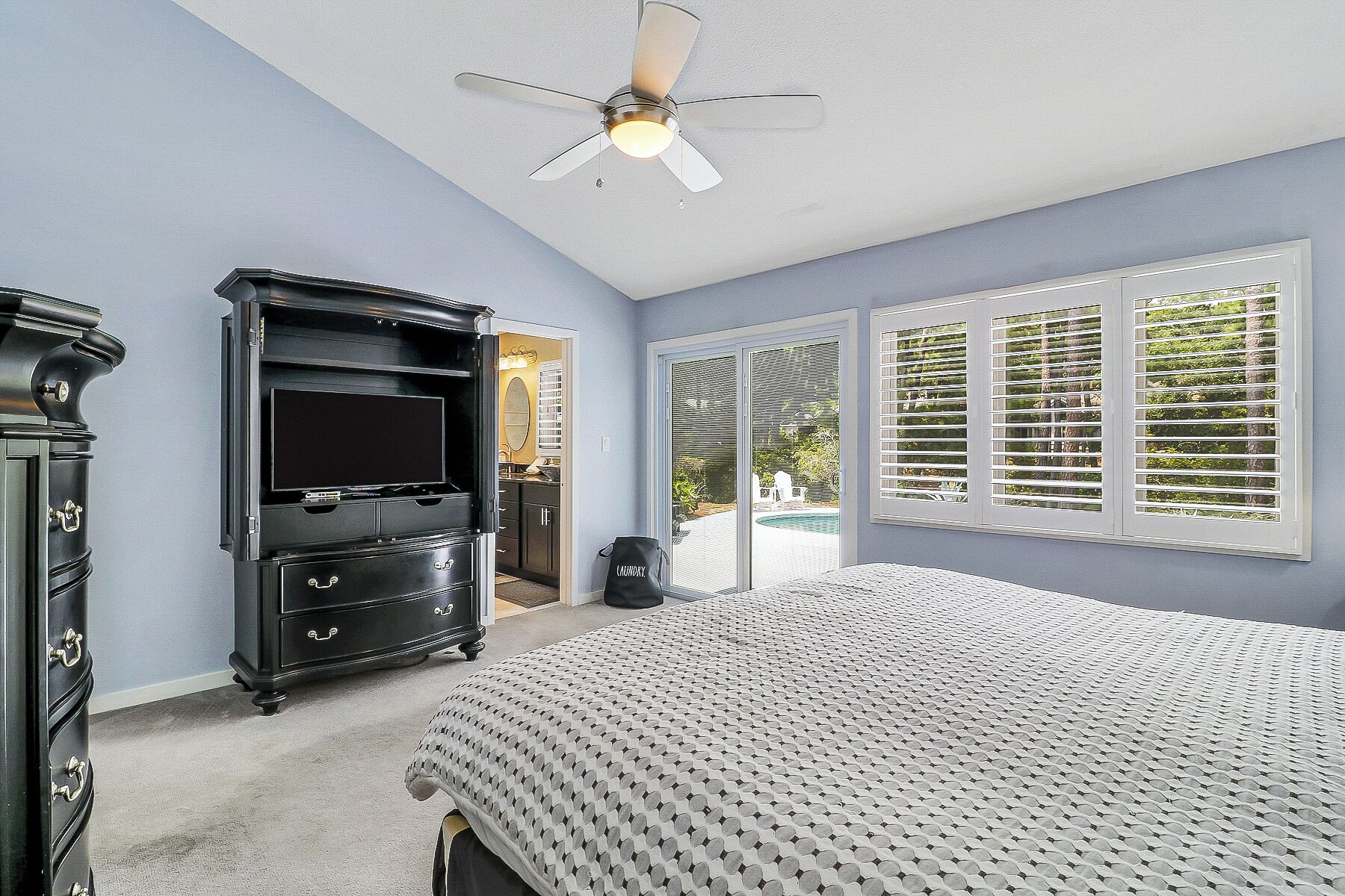 4 bedrooms, desk, iron/ironing board, WiFi (free)