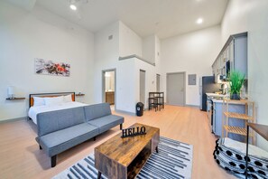 Room - City View Studio - Nearby Parking - Downtown - 3F (Louisville)