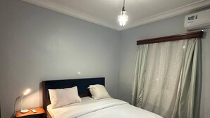 Habitación individual, balcón, vista al patio | Tabla de planchar con plancha y wifi gratis