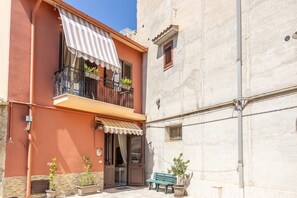 A building with a balcony, a door, and a small window. - Casa del Sole - Menfi (Menfi)