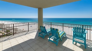Ein Balkon mit Blick auf Strand und Meer.