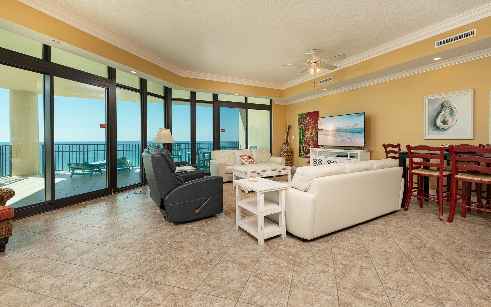 Condo, 4 habitaciones | Área de sala de estar
