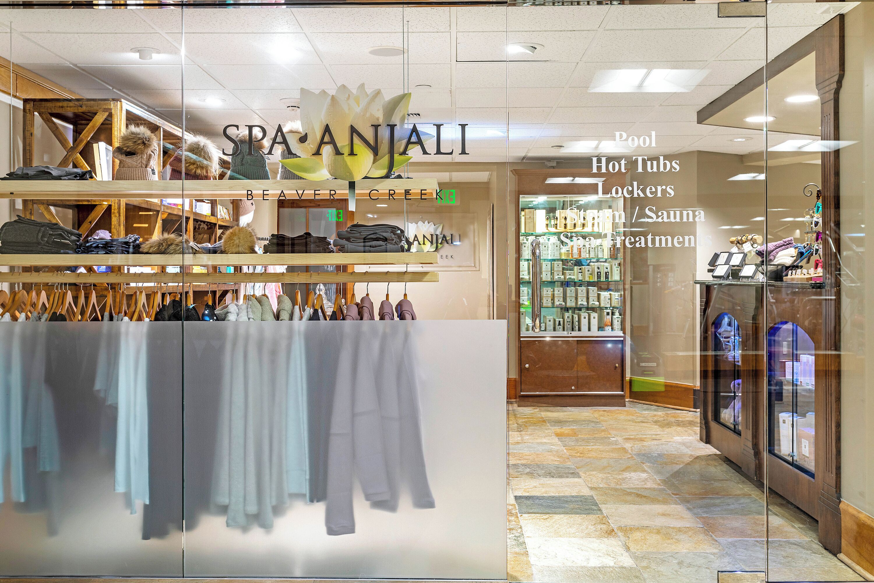 Un magasin spécialisé dans les équipements de spa, proposant une gamme variée de produits, notamment des jacuzzis, des casiers et des soins de spa.