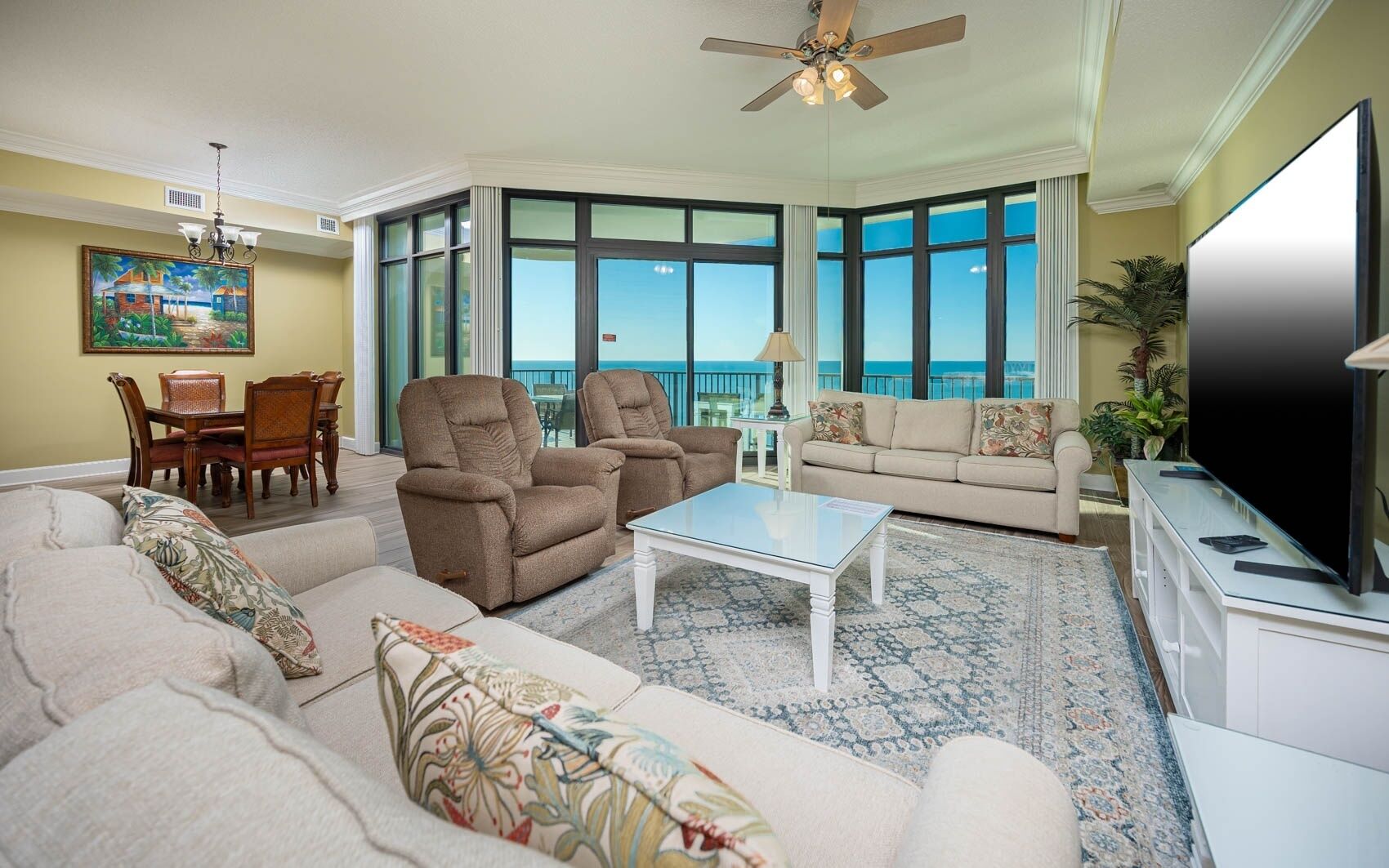 Condo, 3 quartos | Área de estar