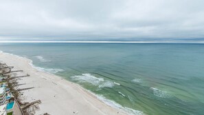 Ein Strand mit einer Mole, einem Pool und Blick auf den Ozean.