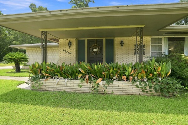 Mid Century Mondern New Orleans Charm 3 Bedroom Home - Slidell, LA