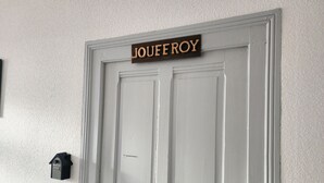 Une porte blanche avec une enseigne au-dessus portant l’inscription « JOUFFROY ».