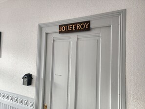 Eine weiße Tür, über ihr ein Schild mit der Aufschrift 'JOUFFROY'.