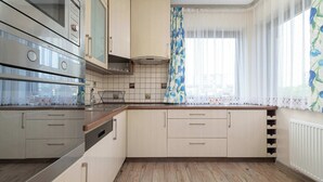 Una cocina moderna con horno integrado, microondas y lavavajillas.