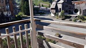 A mountain village with wooden buildings and a clear view of the surrounding landscape. - Cozy apartment with balcony - 4 guests (Avoriaz)