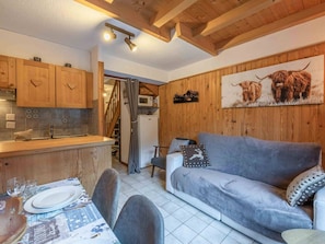 A cozy interior with a kitchen, dining area, and living space. - Bright apartment, pets welcome - 6 guests (Morzine)