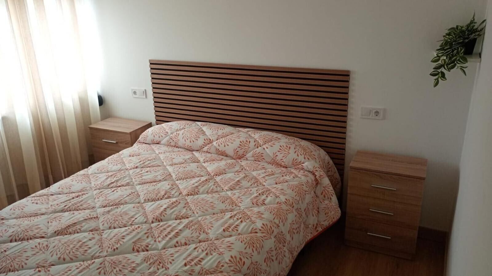 Tabla de planchar con plancha, wifi y ropa de cama 