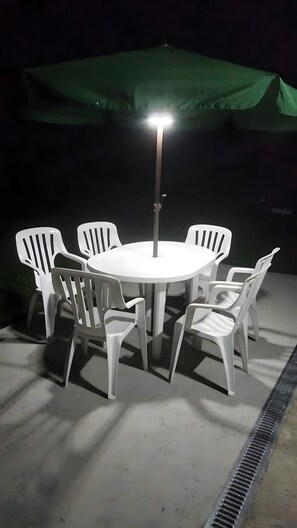 Outdoor dining - Apartment 'La Fuente Ribadeo 2' with Mountain View, Wi-Fi and Air Conditioning (Ribadeo)