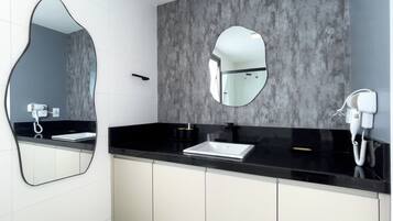 Studio | Bathroom | Free toiletries, towels, soap, shampoo