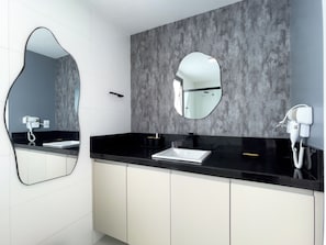 Studio | Badkamer | Gratis toiletartikelen, handdoeken, zeep, shampoo