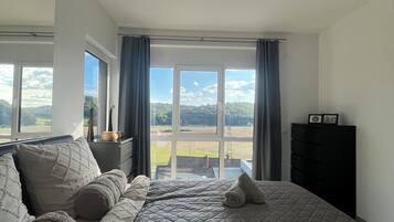 3 bedrooms, in-room safe, desk, iron/ironing board