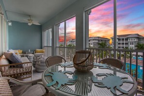 Outdoor dining - Sister’s Paradise by AMI Locals (Bradenton)
