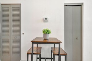 Dining - Luxury Studio - Nearby Parking - Hospitals - 3F (Louisville)
