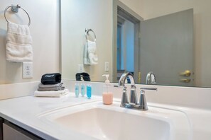 Bathroom - Private Studio - Parking Nearby - Walk DT - 3F (Louisville)
