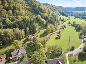 A rural landscape with several houses surrounded by lush greenery and hills. - Wonderful private villa for 8 people with WIFI, pool, TV, patio, pets allowed and panoramic view (Nové Město Nad Metují)