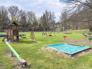 A playground with swings, a slide, and a small pool. - Wonderful private villa for 8 people with WIFI, pool, TV, patio, pets allowed and panoramic view (Nové Město Nad Metují)