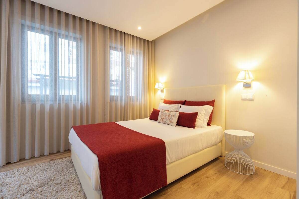 Estudio superior, vistas al jardín | Caja fuerte, cortinas opacas, tabla de planchar con plancha