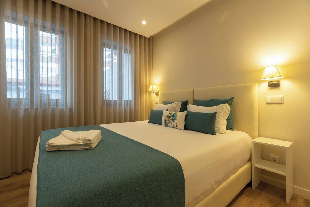 Habitación con 1 cama doble o 2 individuales | Caja fuerte, cortinas opacas, tabla de planchar con plancha