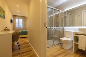 Kamer, 1 twee- of 2 eenpersoonsbedden | Badkamer | Een douche, een haardroger, handdoeken, zeep