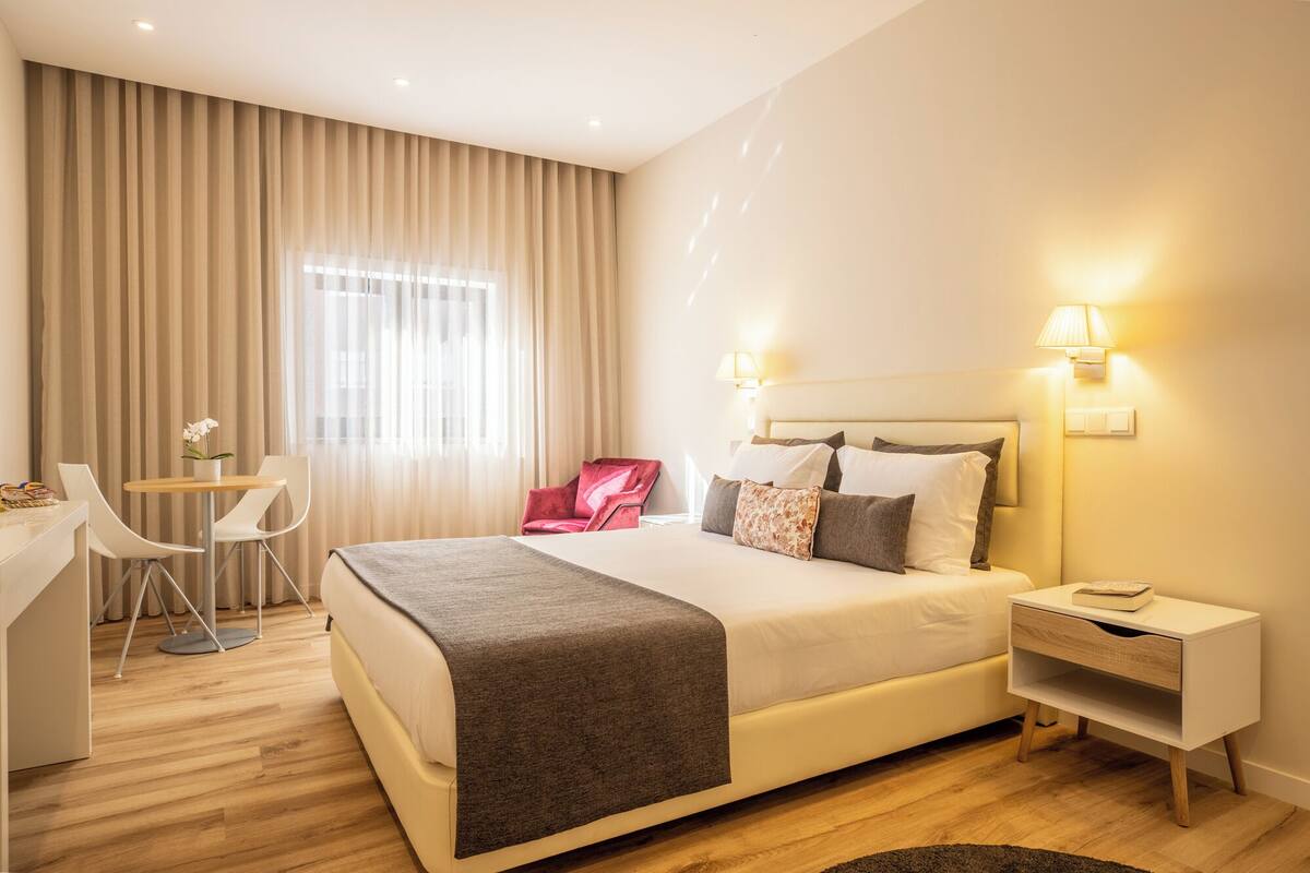 Habitación estándar doble | Caja fuerte, cortinas opacas, tabla de planchar con plancha